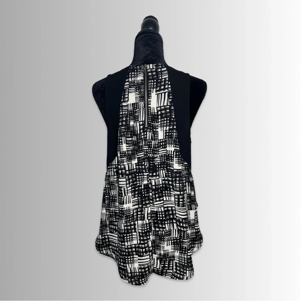 ASTR Black & White Sleeveless Mixed Media Blouse, Abstract Geometrical Design, M - Picture 4 of 7